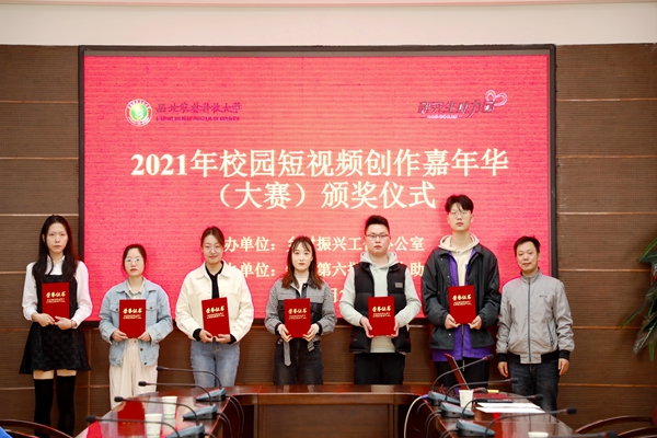 革明鸣老师为三等奖团队代表颁奖并合影_副本.jpg