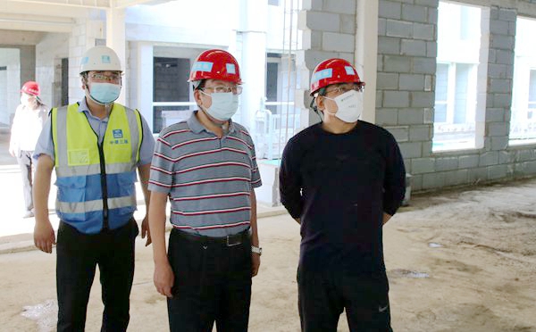 07吴普特在北校区18号研究生公寓施工现场检查.jpg