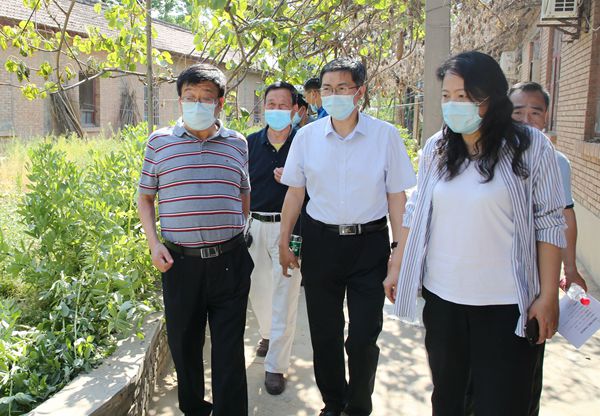 04吴普特在北校区西南区新西二院检查.jpg