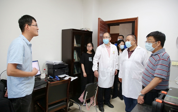 09吴普特走进化药学院教师办公室与师生亲切交流.jpg