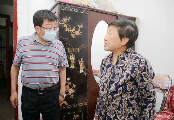 02吴普特与新农村家属院住户交流.jpg