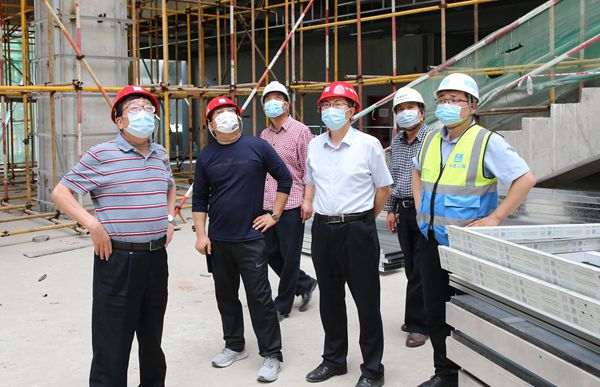 05吴普特在北校区图书馆在建工地检查.jpg