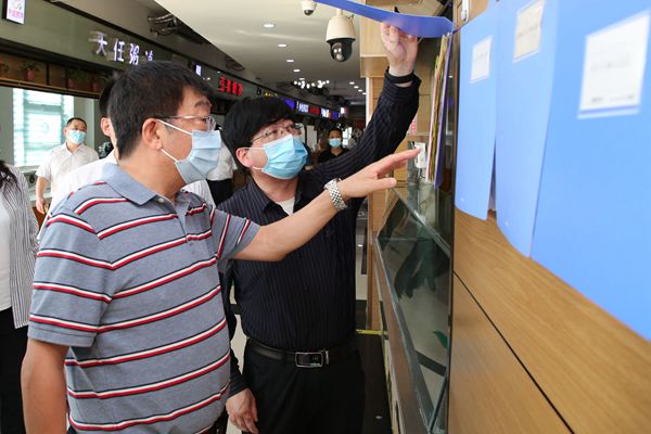 06吴普特在北校区学生西区第八餐厅检查.jpg