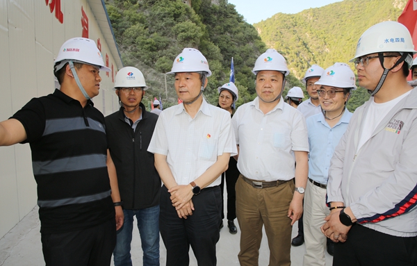 李兴旺在工程导流洞施工现场考察.jpg
