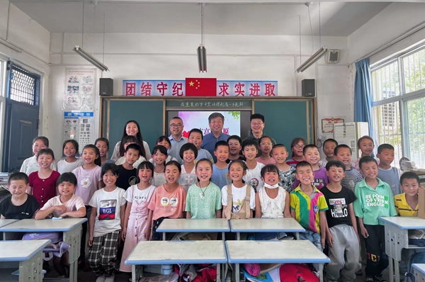 在澄城县冯源镇中心学校看望赵雨菲和小朋友们_副本.jpg