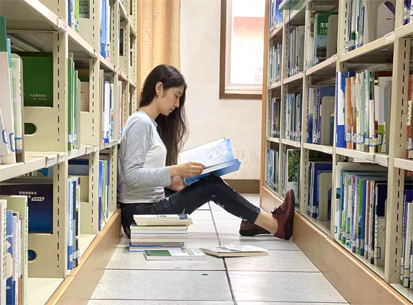 张诺在图书馆学习.jpg