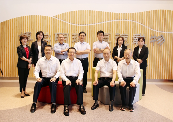 08352316315d46acaa2790c45b3dbb9c.jpg 1乡村振兴金融政策创新团队部分人员合影_副本.jpg