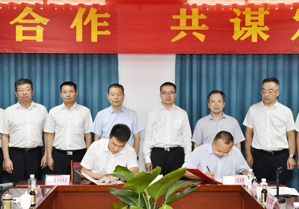 学校与与宁陕县签署共建中药材示范基地协议--支勇平摄影.JPG