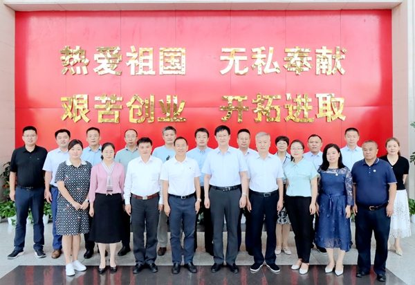 校领导带队赴新疆访企拓岗并看望校友