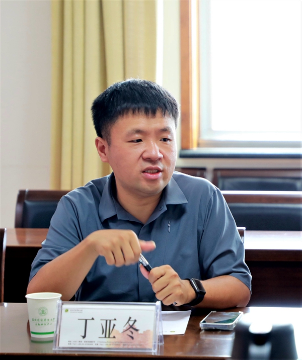 中国乡村发展基金会副秘书长丁亚冬一行来校谈合作