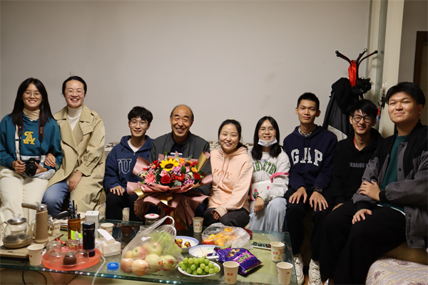 李世林与同学们合影留念.JPG