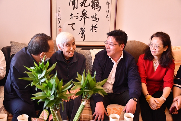 be4447fbddd2476f834942fce78f7bfa.jpg 老师_副本.jpg
