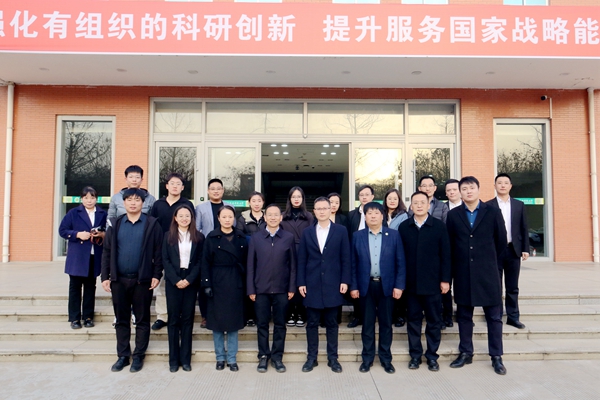 与中建交通集团合影_副本.jpg