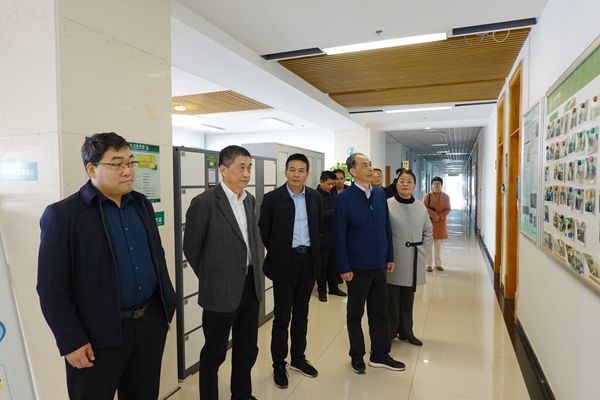 参观园艺科学研究中心和园艺实验教学示范中心_副本.jpg