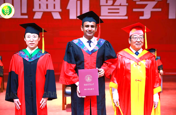 孔昊获得博士学位证书并与校长吴普特及国际处老师合影.jpg