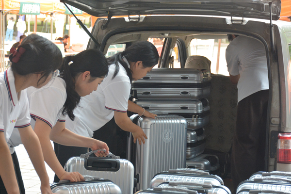 志愿者帮助新生搬运行李.jpg