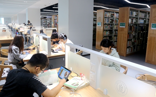 6学生们正在新图书馆看书学习_副本.jpg