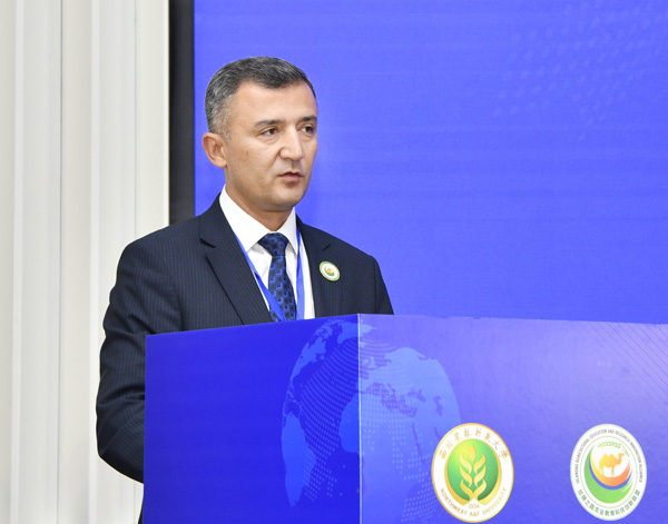 8、塔吉克斯坦索格特州政府代表、投资与资产厅厅长Akhmedov Sharifjon致辞--支勇平摄影.JPG