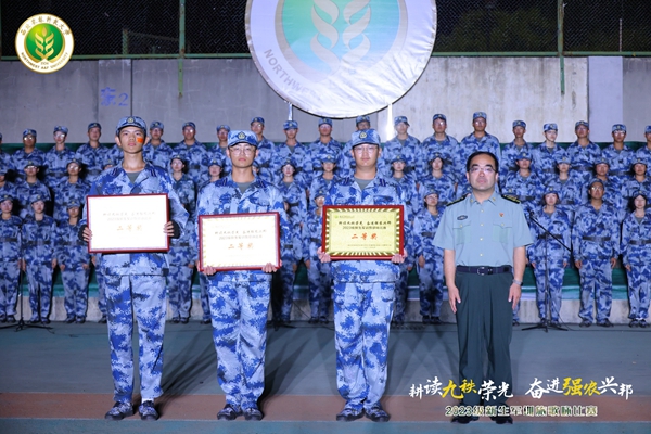 党委学工部部长李国龙为二等奖获奖单位颁奖_副本.jpg