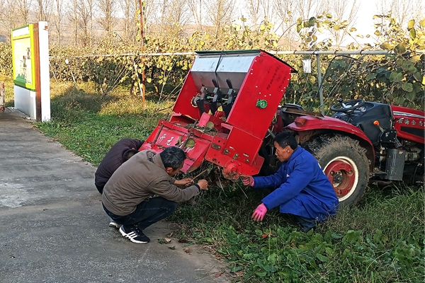 清理缠绕在旋耕机轴上的杂物_副本.jpg