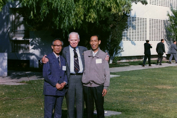 1993年4月，在墨西哥国际玉米研究中心，杨天章（右宋哲民（左）与诺贝尔和平奖获得者布劳格博士合影_副本.jpg