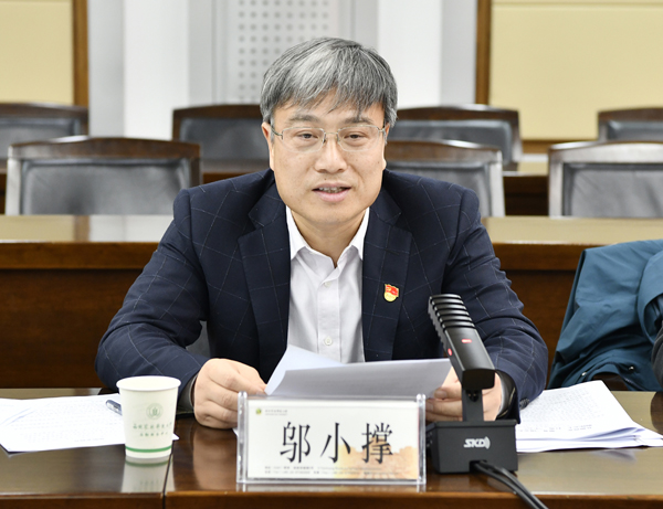3、校党委常务副书记邬小撑讲话--支勇平摄影.JPG