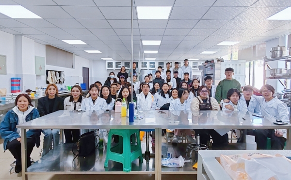 罗安伟教授与参加实习的教师和学生合影_副本.jpg