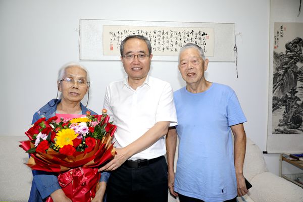 5校党委副书记陈红看望离退休教师周静芋教授（徐鑫 摄）.jpg