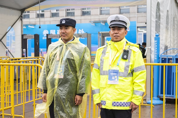 安保人员在雨中站岗保证现场秩序.jpg