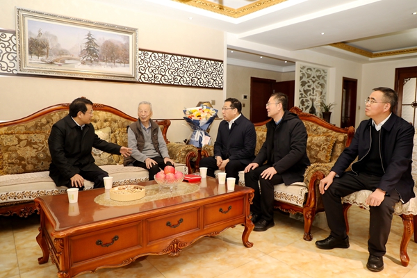 1陕西省委常委、延安市委书记蒿慧杰 校党委书记黄思光看望慰问山仑院士_副本.jpg