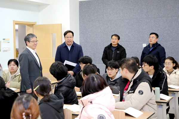 01课后，校党委书记黄思光与动医学院张欣珂副教授及上课学生亲切交流_副本.jpg