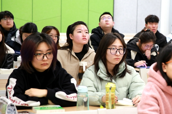 12学生在专心听课.JPG
