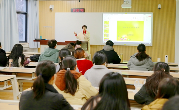 4园艺学院何玲教授正在给学生讲授新学期第一课《园艺产品贮藏加工》.JPG