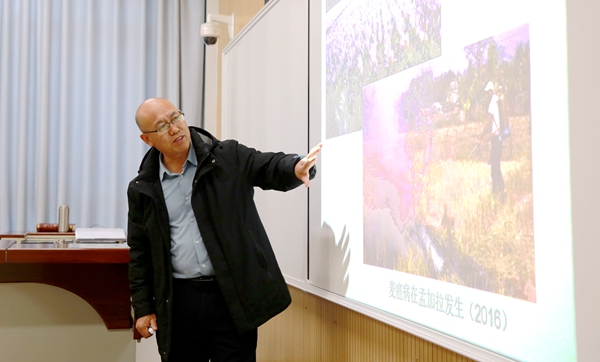 07植物保护学院胡小平教授正在给学生讲授新学期第一课《植物病害流行学》.JPG