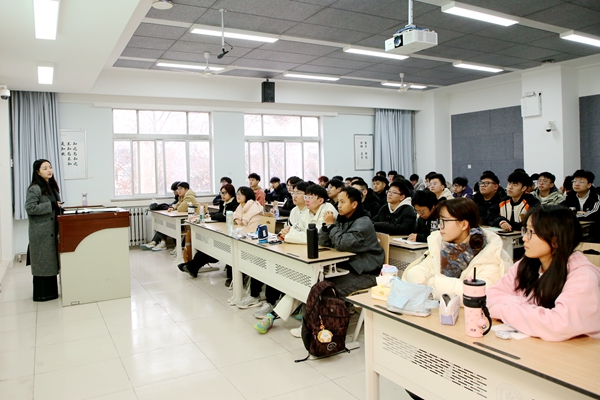 11综合素质教育学院王若璠老师正在给学生讲授新学期第一课《生涯规划与职业发展》.jpg