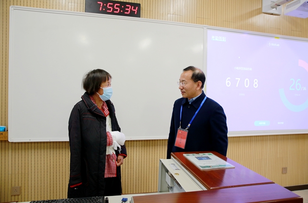 03校党委副书记闫祖书看望带伤坚持上课的农学院韩清芳教授.JPG