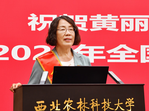 3、全国先进工作者黄丽丽教授作报告--支勇平摄影.JPG