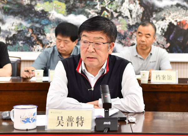 2、校长吴普特主持会议并讲话--支勇平摄影.JPG
