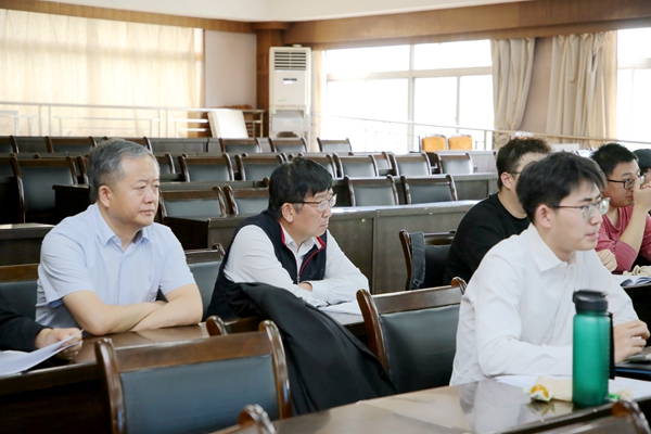 04吴普特在机电学院本科毕业论文答辩现场检查指导工作.jpg
