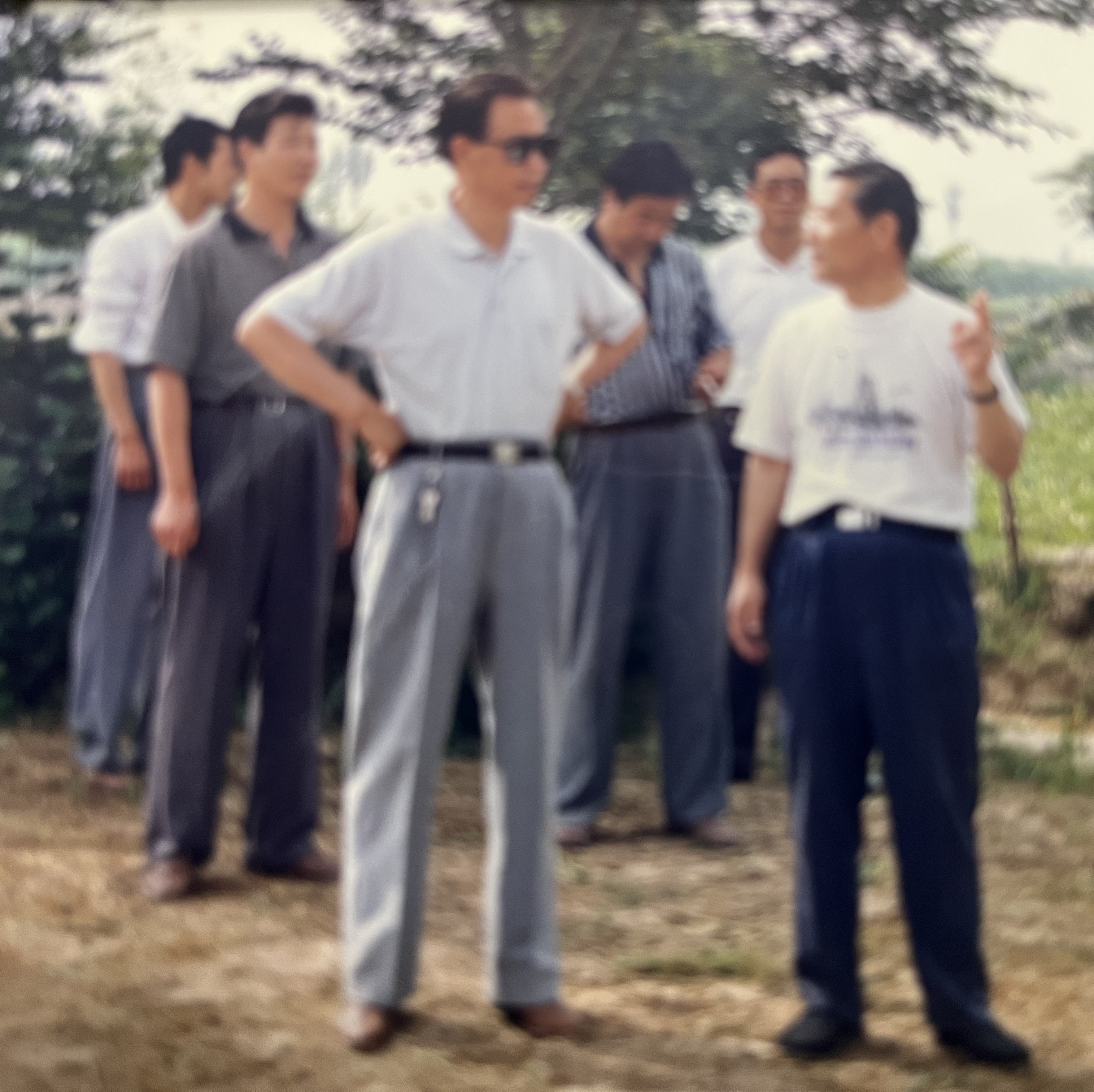 90年代初作者在固原基地给当地政府领导汇报试验情况.jpg