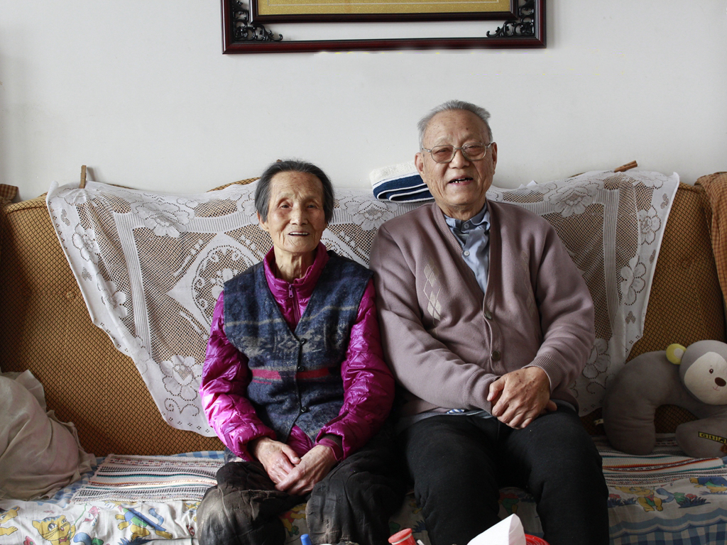 邵维民与老伴范梅菊2020年1月在家中合影.jpg