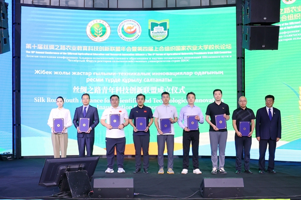 西北农林科技大学校长吴普特为丝绸之路青年科技创新联盟创新创业导师颁发聘书_副本.jpg