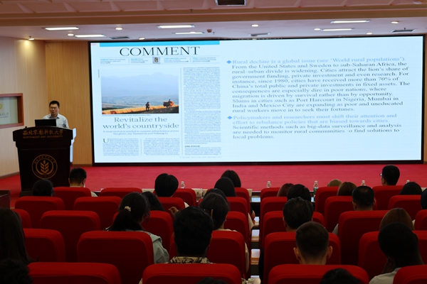 参与人员聆听乡村振兴讲座_副本.jpg