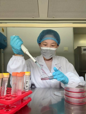 赫秋亚进行细胞实验.jpg