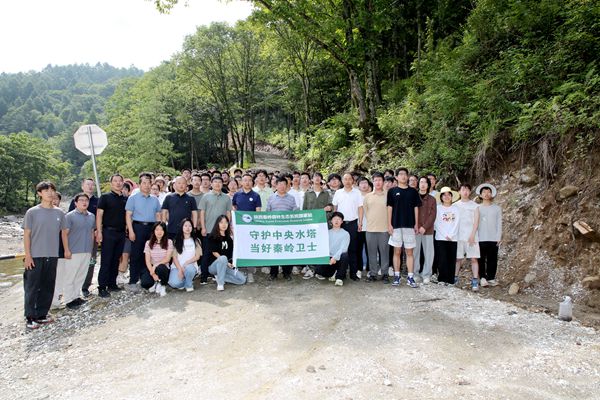 党课后，吴普特与师生合影留念.jpg