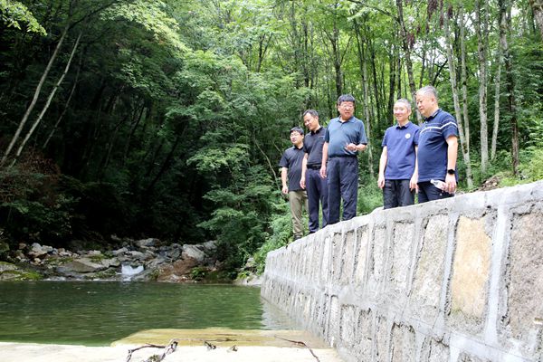 吴普特在火地沟实地检查水源地去年毁损后修复使用情况.jpg