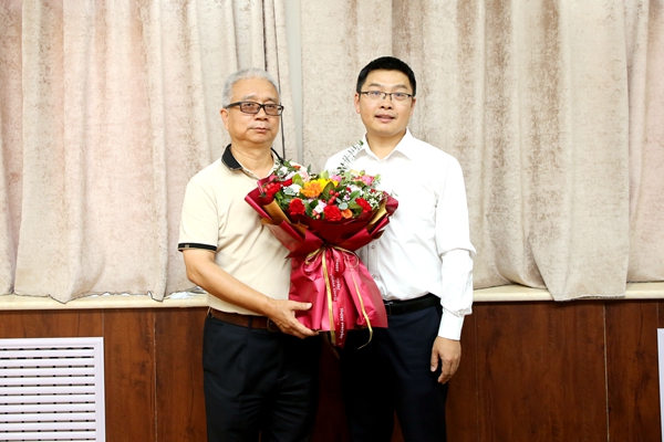 副校长马闯看望慰问植物保护学院胡兆农教授.jpg