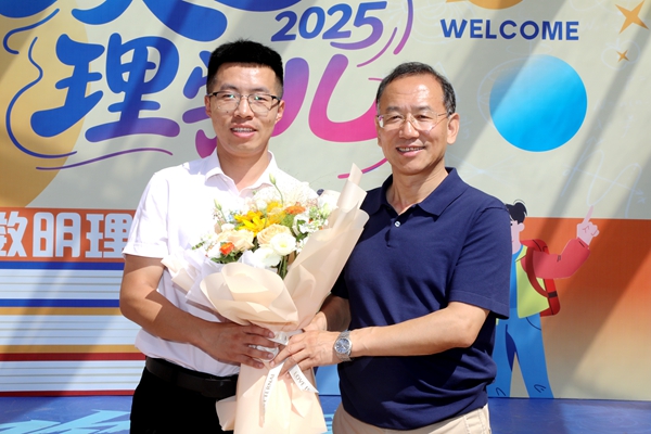 校党委副书记闫祖书慰问辅导员协会会长 理学院辅导员罗顺义老师_副本.jpg