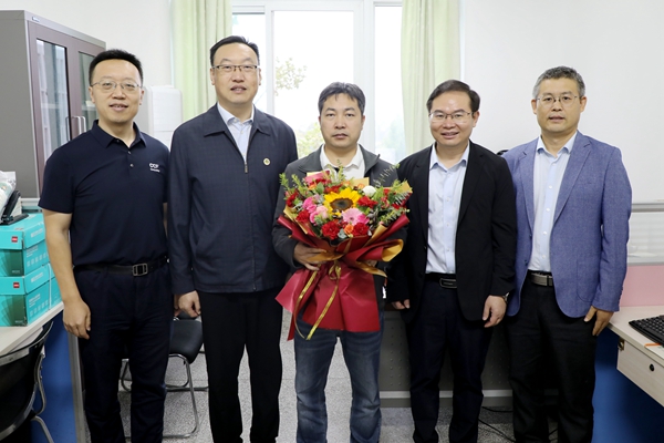 副校长郑英宁看望慰问新进教师、信息学院卓涛.jpg
