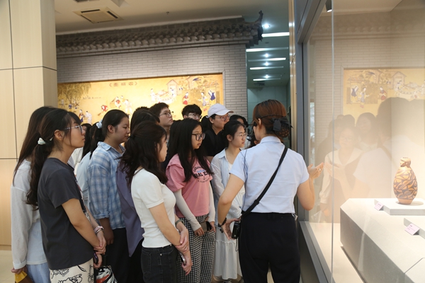 博览园讲解员为学生进行讲解_副本.jpg